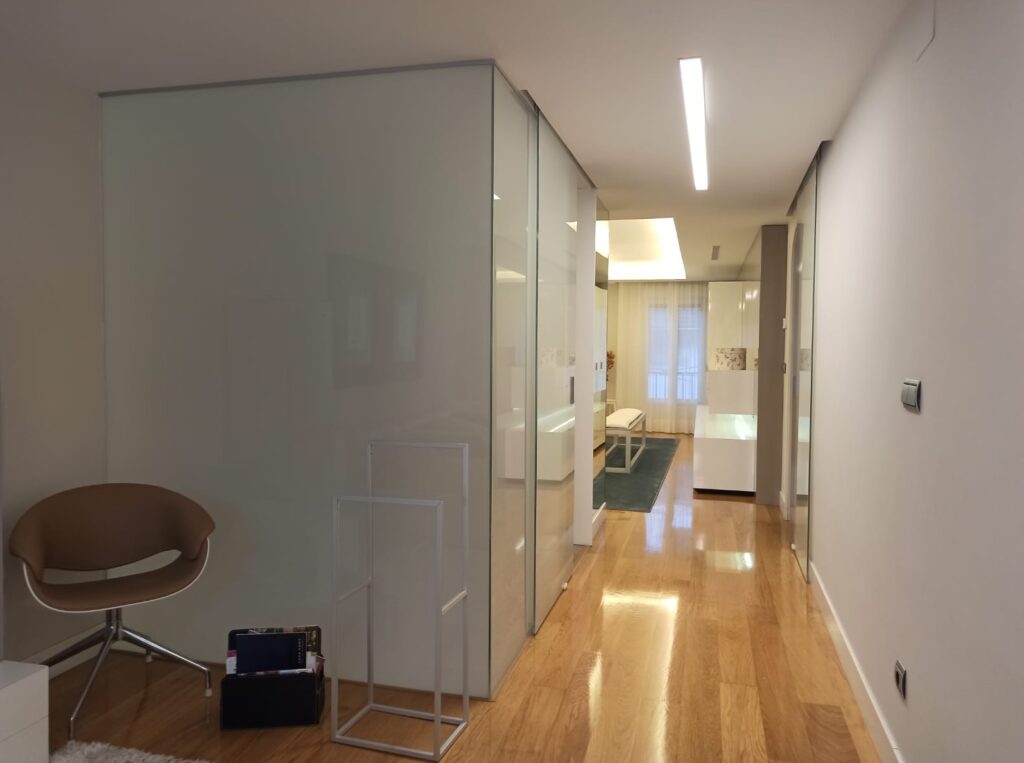 Proiektu honetan kristalezko ontzi batean sartutako bainugela bat eta jantzigela handi bat uztartu dira.