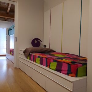 VESTIDOR CON BAÑO EN CUBO DE CRISTAL